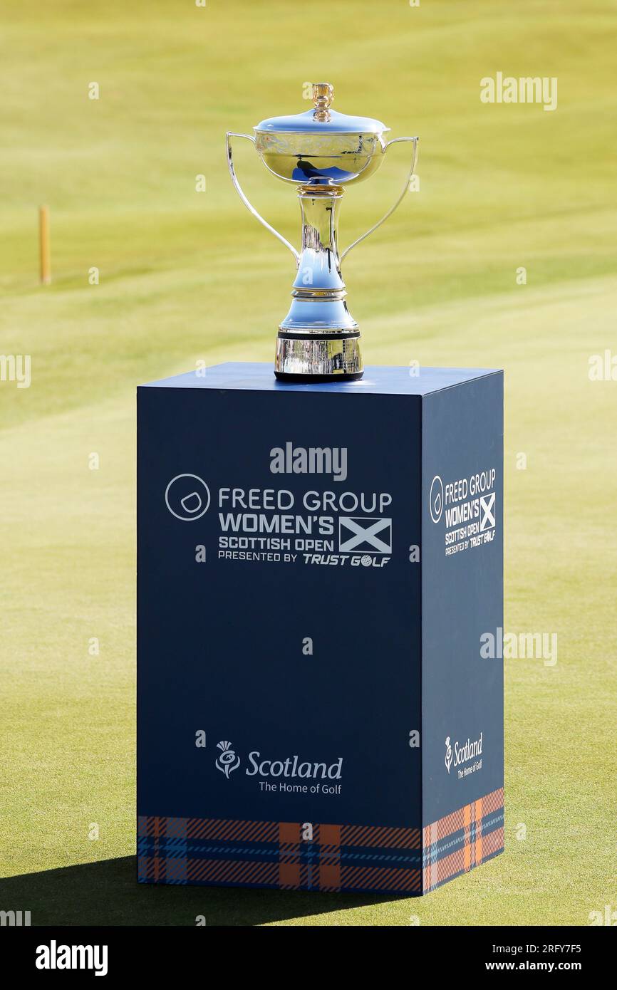 Irvine, Regno Unito. 6 agosto 2023. Celine Boutier, dalla Francia, ha vinto il torneo scozzese Women's Open Golf con un punteggio di 273, (15 sotto). Il trofeo le è stato presentato da Abel Zhao, co-fondatore e CEO di FREED, uno dei principali sponsor dell'evento. Celine si congratulò anche con Alan Grant di Visit Scotland. Crediti: Findlay/Alamy Live News Foto Stock
