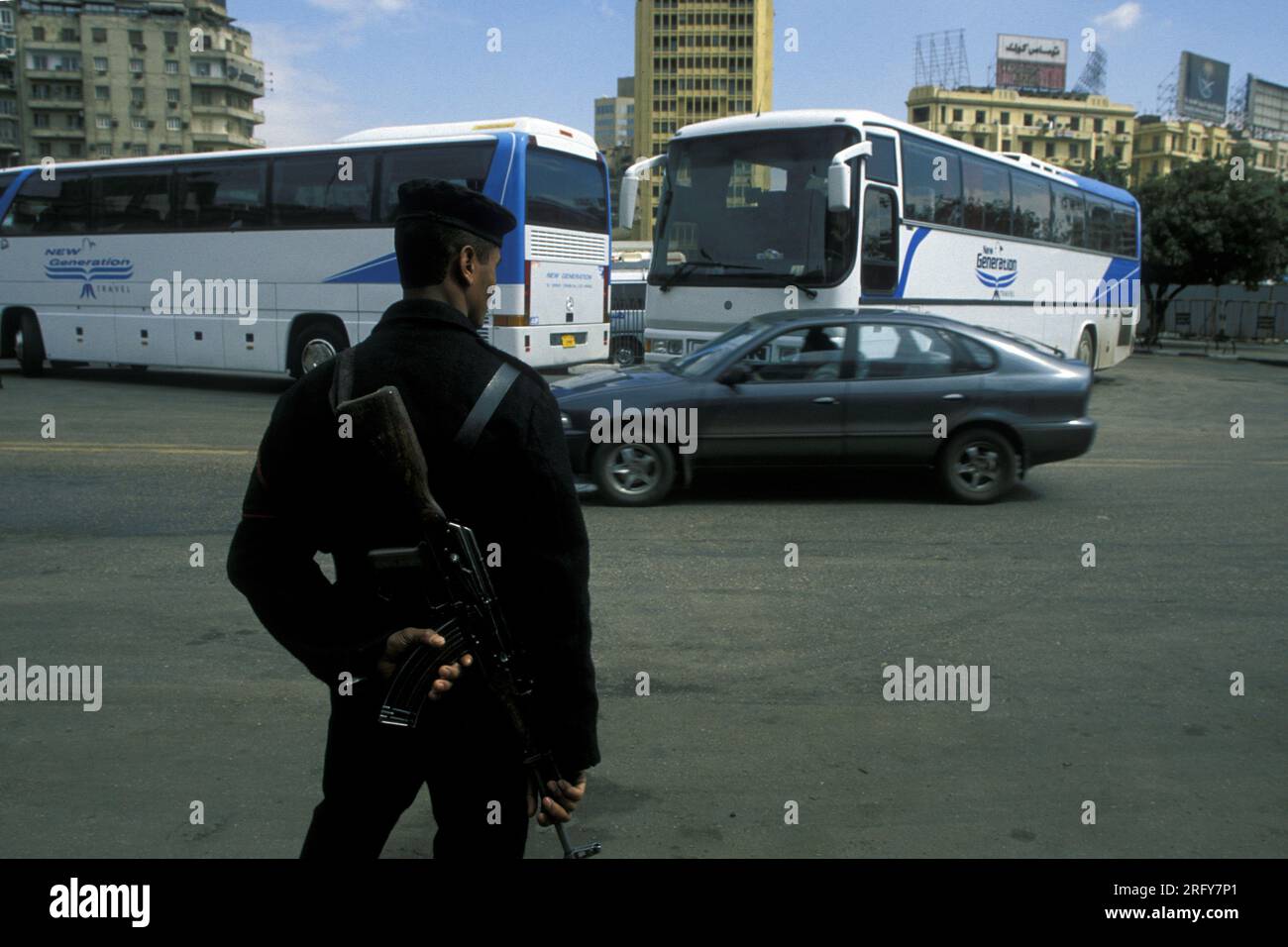 Polizia e autobus turistico di fronte al Museo Egizio nella città vecchia del Cairo, la capitale dell'Egitto nel Nord Africa. Egitto, Cairo, marzo 2000 Foto Stock