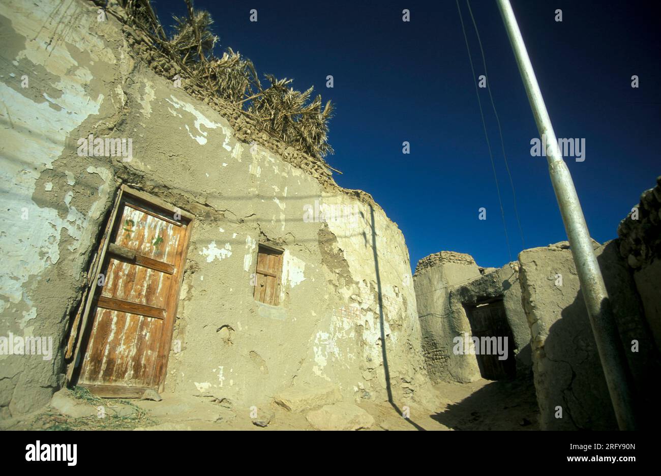 Una casa nella città e Oasi di Farafra nel deserto libico o orientale dell'Egitto in Nord Africa. Egitto, Farafra, marzo 2000 Foto Stock