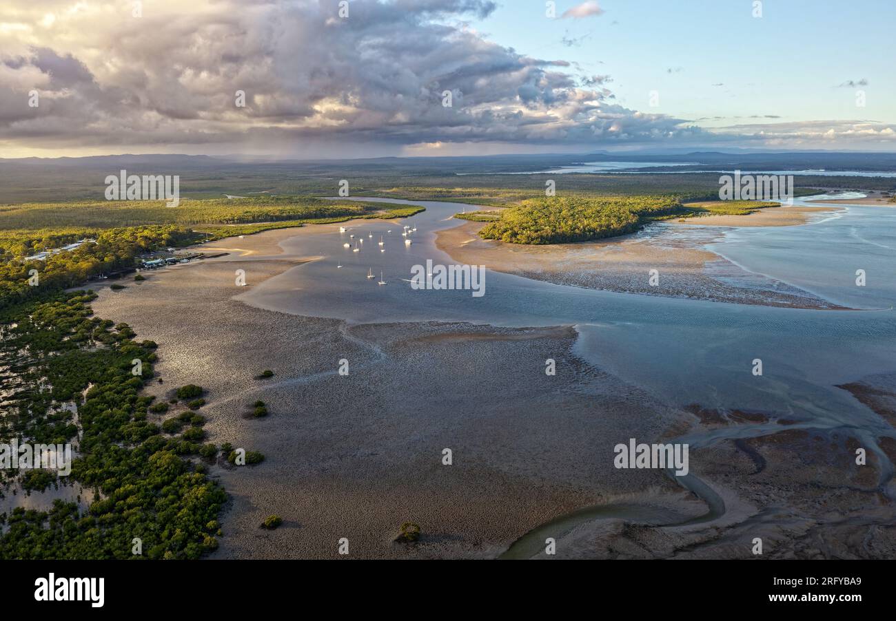 Il Great Sandy Strait in Australia separa il Queensland continentale da Fraser Island, da Hervey Bay a Inskip Point, turismo e pesca commerciale, MAN Foto Stock