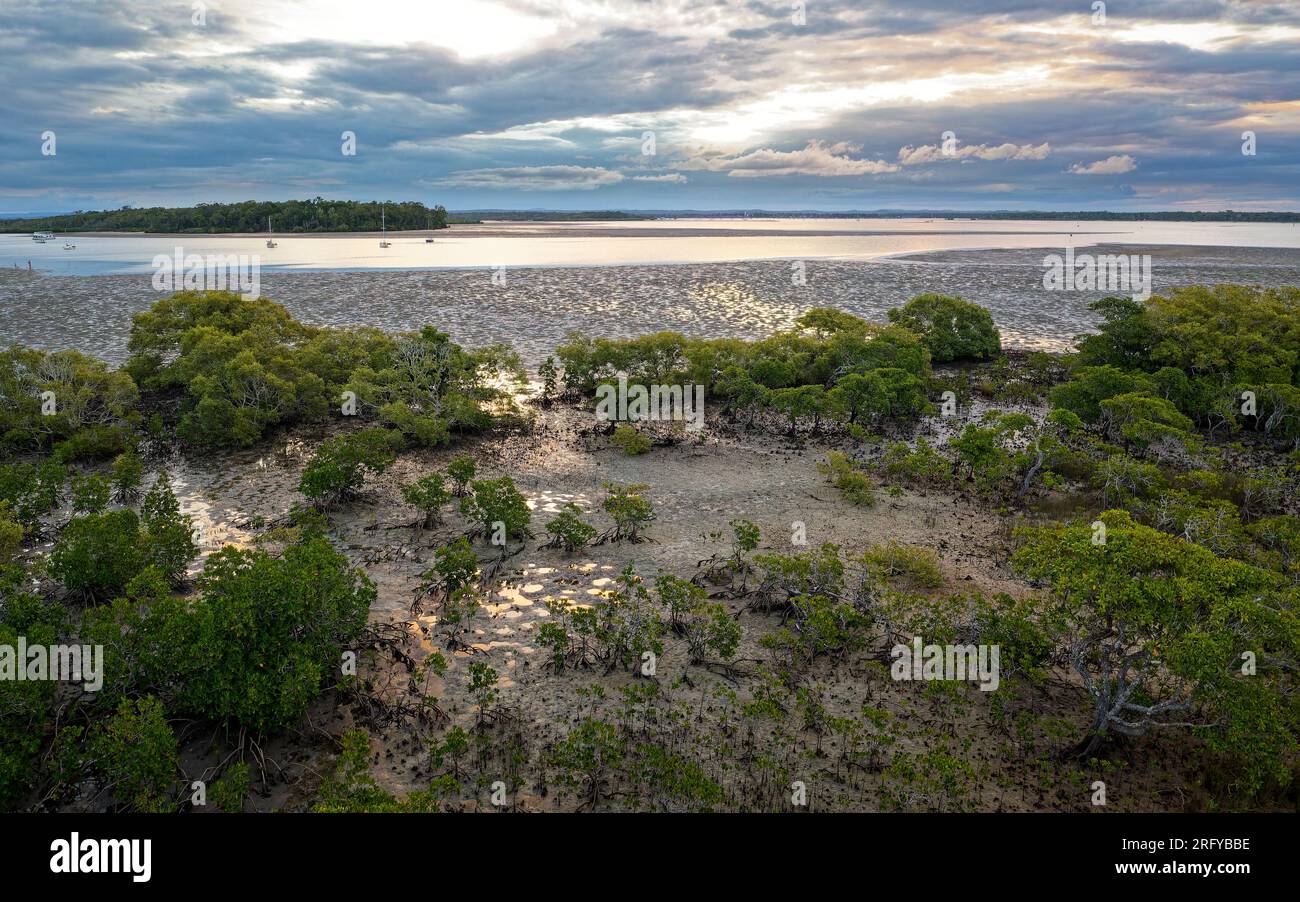 Il Great Sandy Strait in Australia separa il Queensland continentale da Fraser Island, da Hervey Bay a Inskip Point, turismo e pesca commerciale, MAN Foto Stock