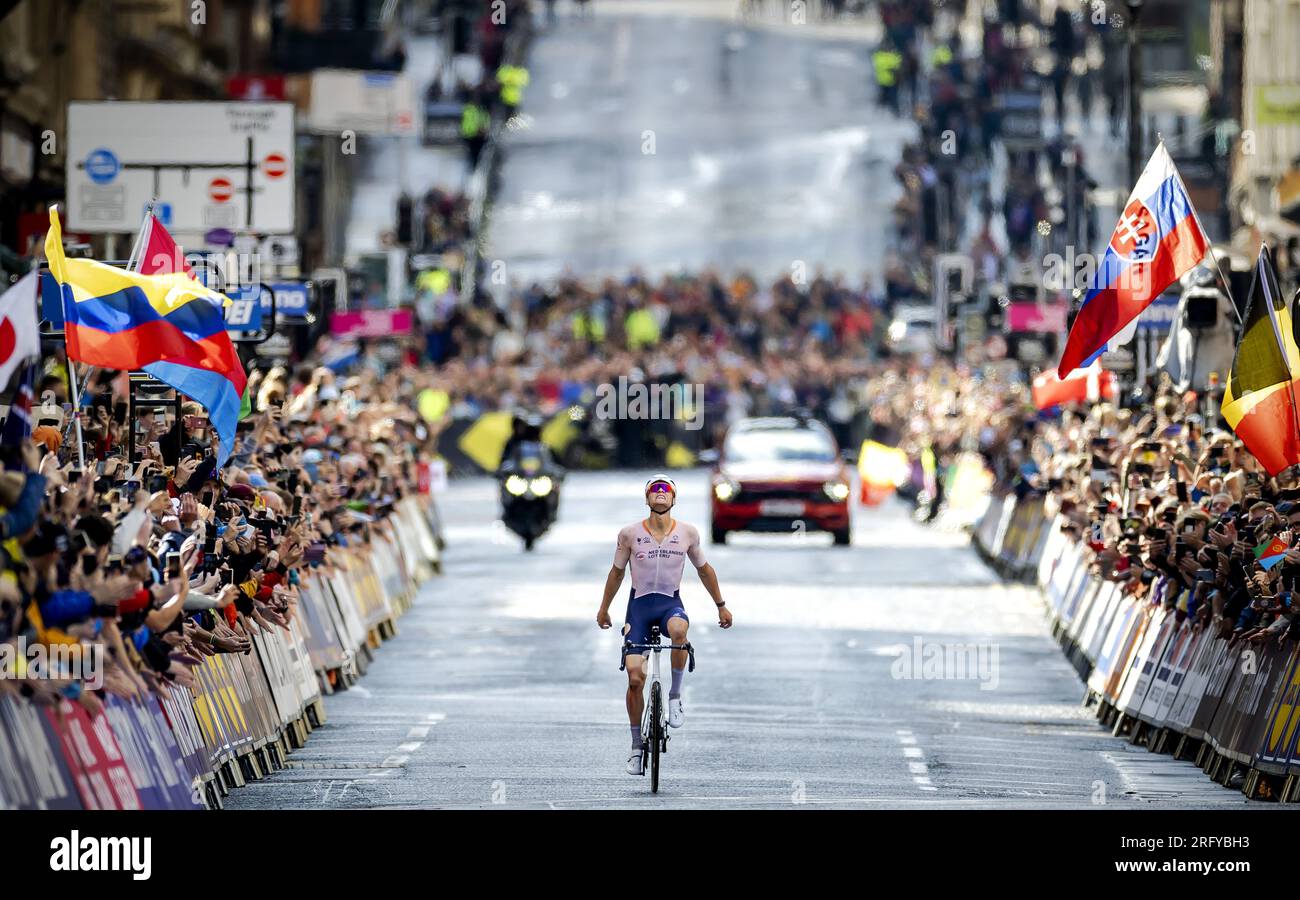 GLASGOW - Mathieu van der Poel celebra il suo titolo mondiale dopo aver vinto la gara su strada ai Campionati del mondo di ciclismo. Van der Poel è il primo campione del mondo olandese tra i professionisti dopo Joop Zoetemelk. ANP ROBIN VAN LONKHUIJSEN Foto Stock