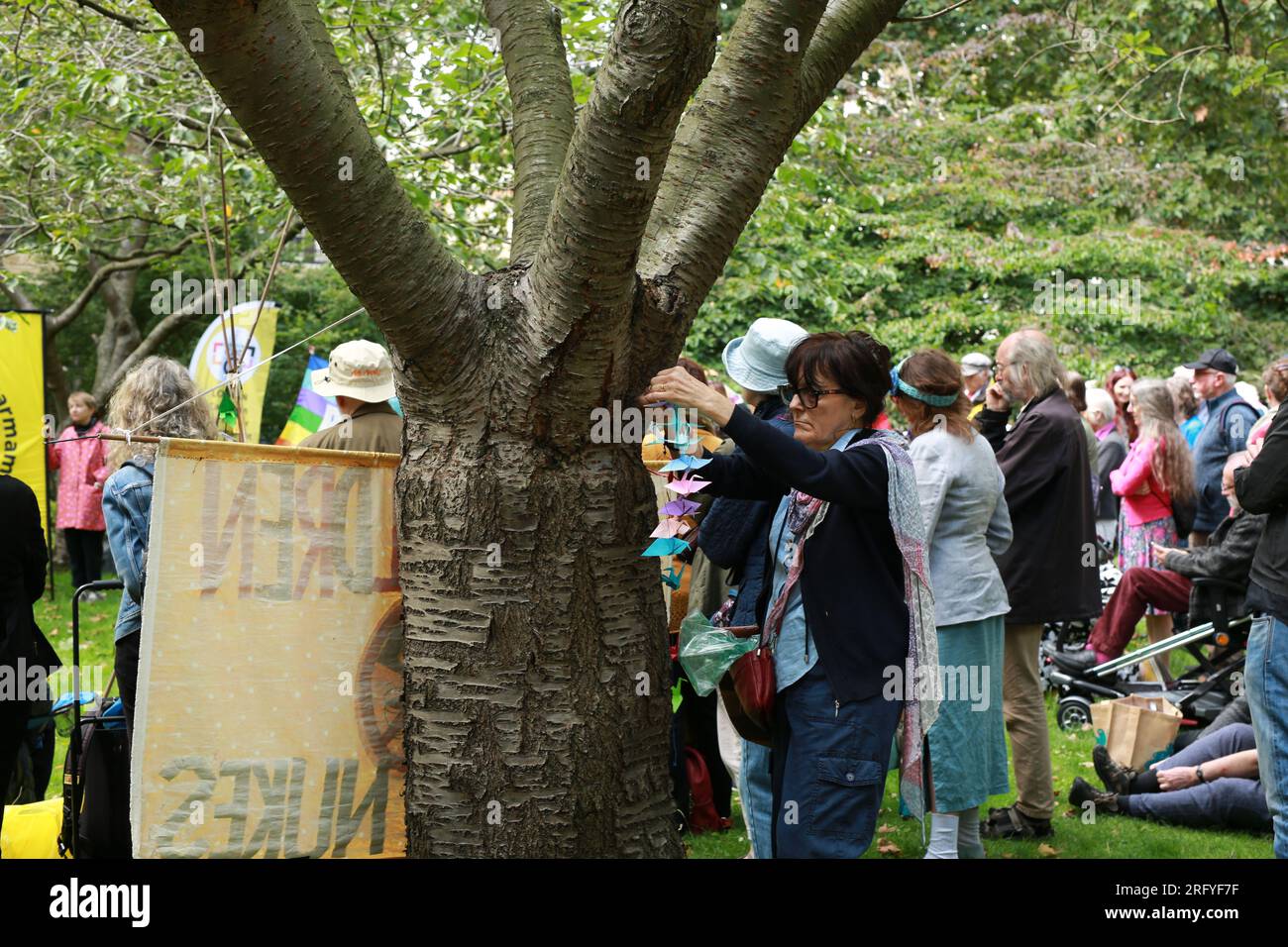 Londra, Regno Unito. 6 agosto 2023. Hiroshima Day commemora le vittime delle bombe atomiche statunitensi sganciate sul Giappone durante la seconda guerra mondiale L'evento ricordato di Hiroshima a Tavistock Square è stato organizzato dalla campagna di Londra per il disarmo nucleare (CND). Riuniti all'evento annuale, chiedono un divieto totale delle armi nucleari. Crediti: Waldemar Sikora/Alamy Live News Foto Stock