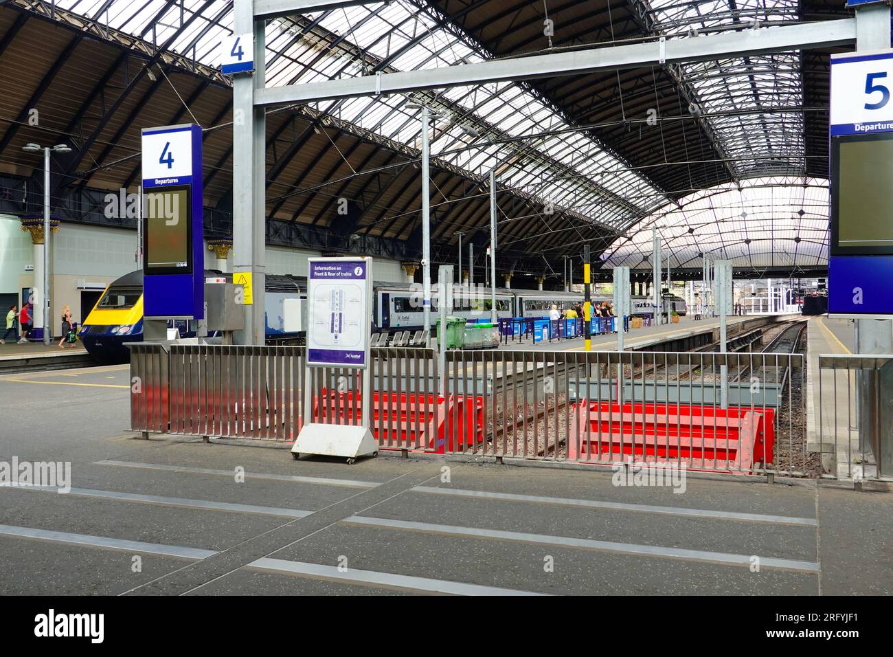 All'interno della stazione di Glasgow Queen Street con persone che si preparano a salire a bordo di un treno ScotRail, Glasgow, Scozia, Regno Unito. Foto Stock