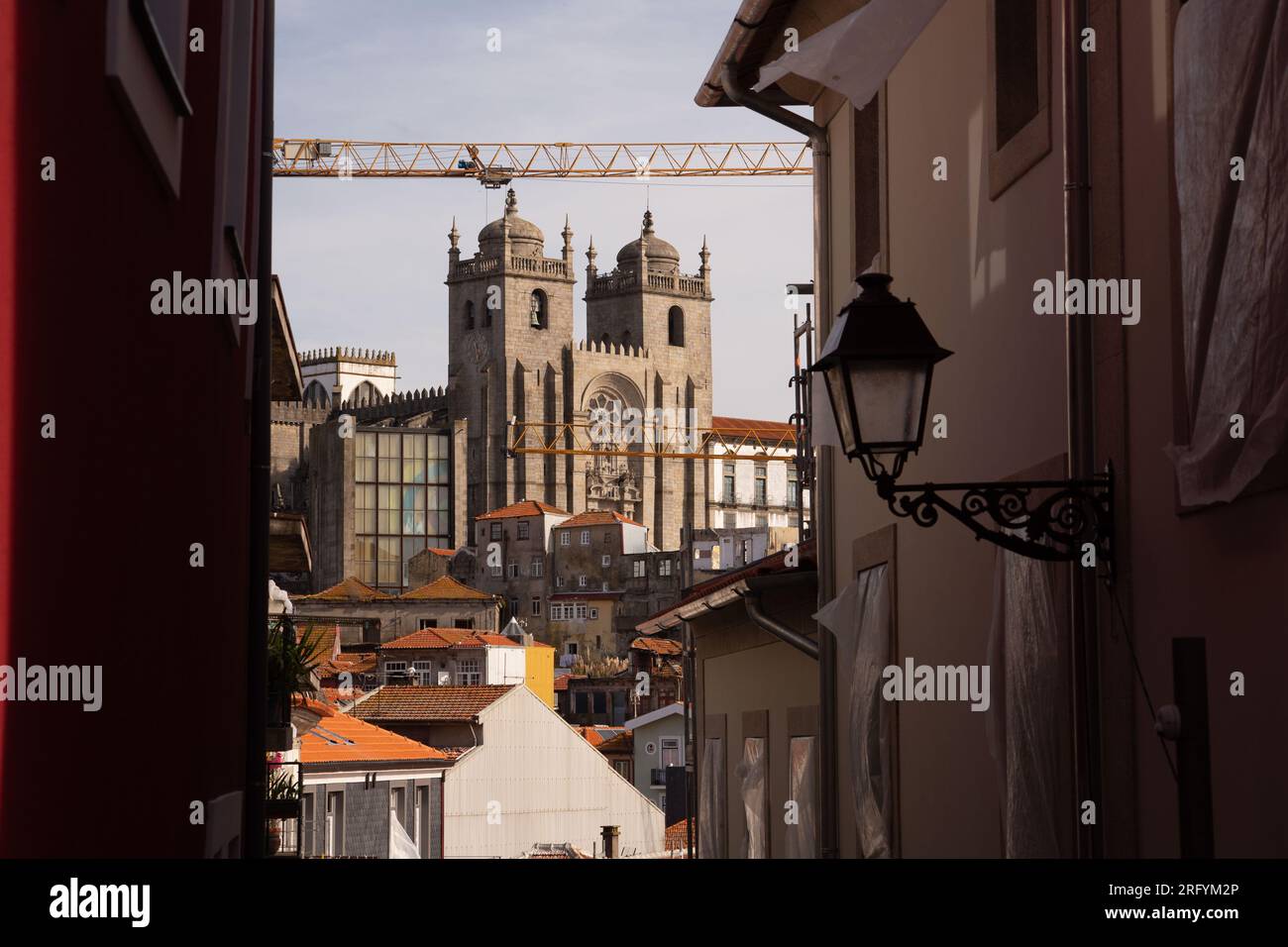 I pittoreschi paesaggi di Porto: Un arazzo di fascino urbano e fascino lungo il fiume, dove storia, cultura e bellezza si uniscono in ogni scena Foto Stock