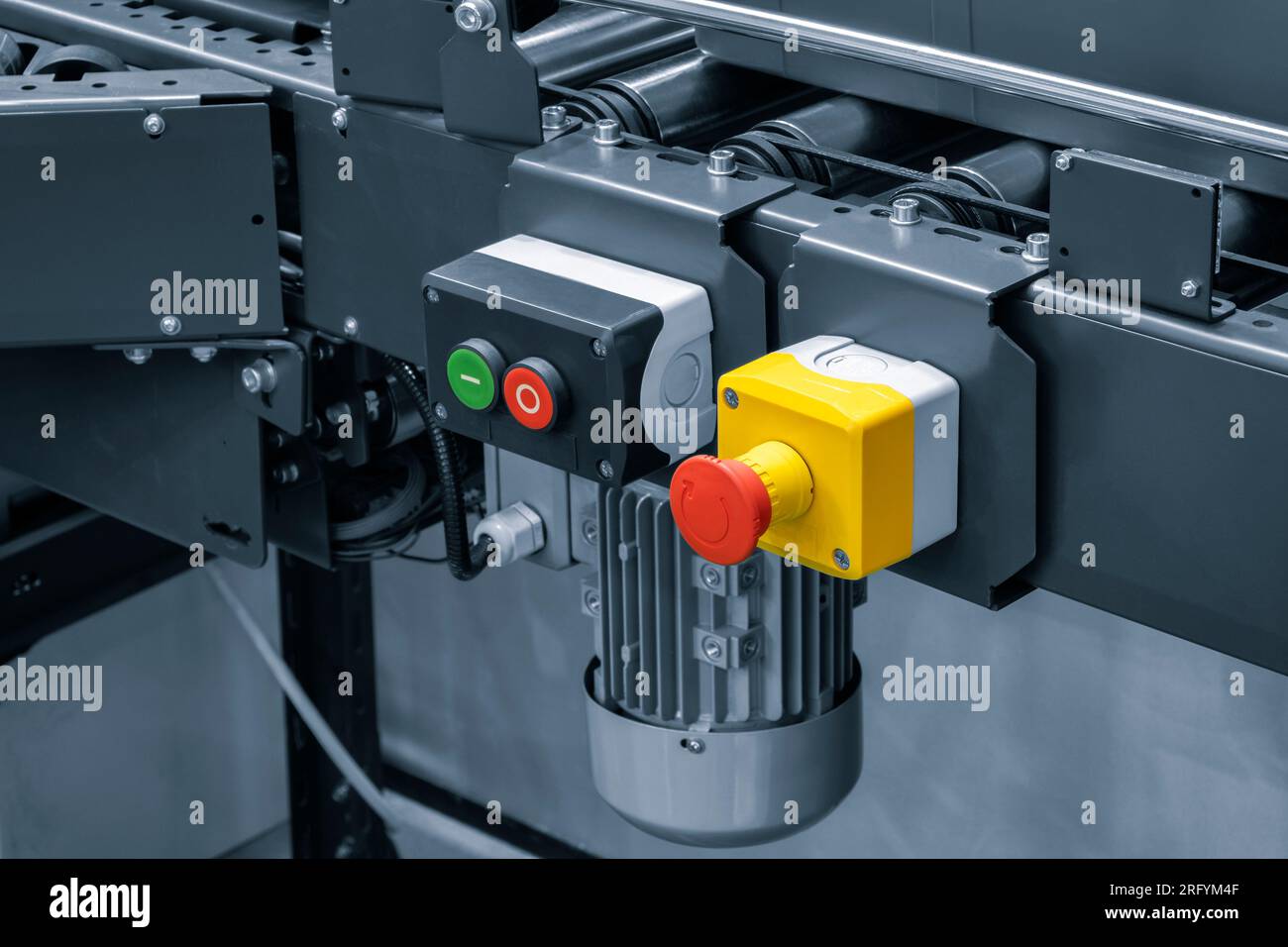 Sistema di trasporto con nastro per imballaggio automatico in un impianto farmaceutico. Messa a fuoco selettiva. Macchina industriale per confezionare scatole di plastica in alimenti Foto Stock