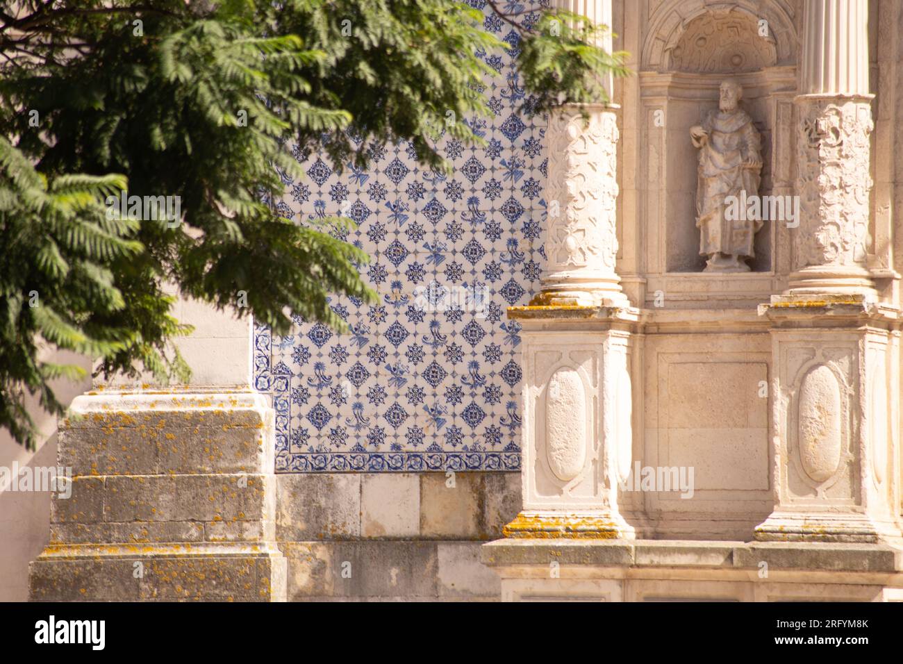 Il fascino pittoresco di Aveiro: Canali colorati, azulejos senza tempo e graziose barche moliceiro che tessono un arazzo del fascino costiero del Portogallo Foto Stock