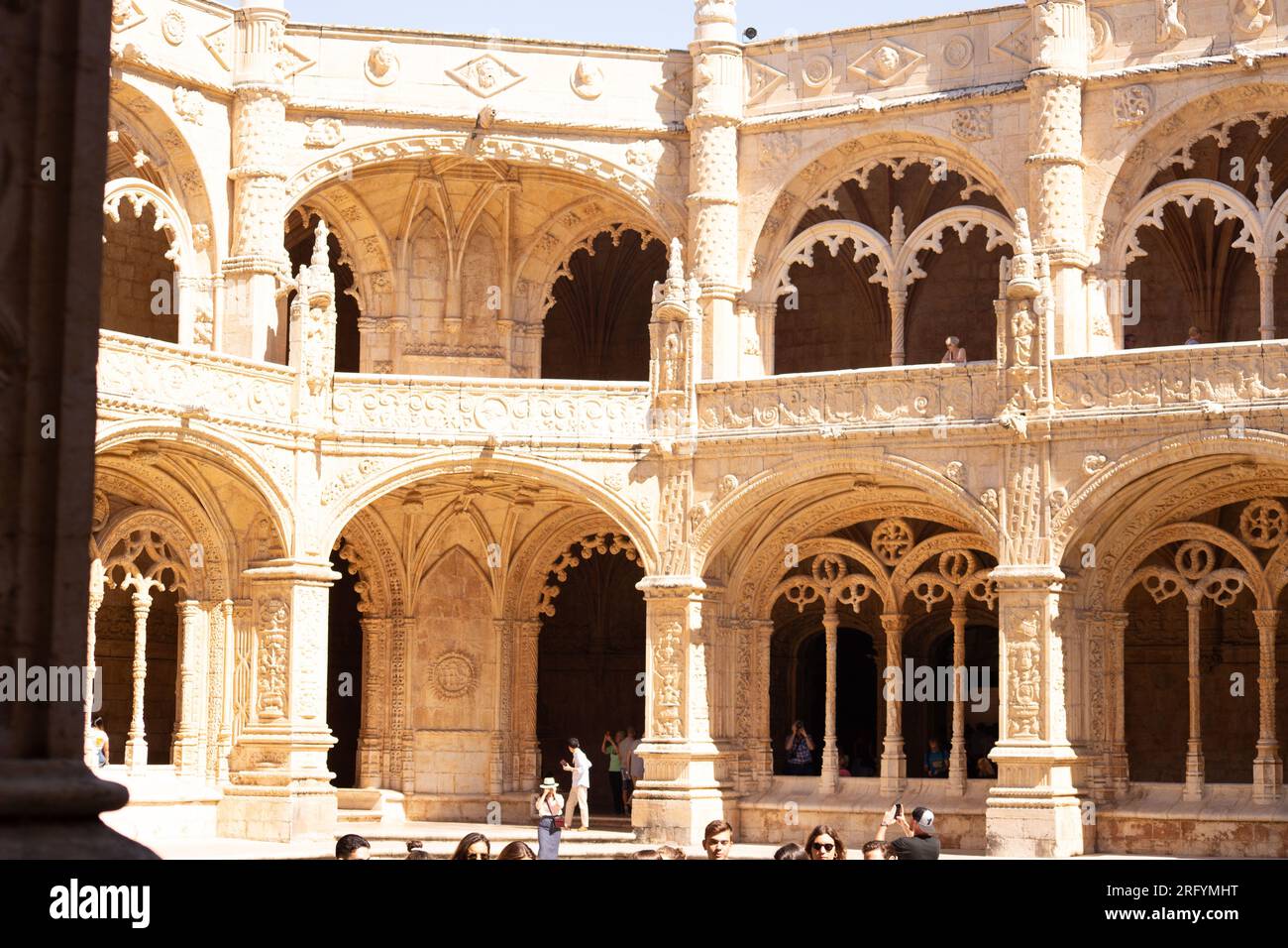 Monastero di Jerónimos: Una sublime fusione di arte manuelina e grazia spirituale, il santuario storico di Lisbona si erge come una meraviglia architettonica Foto Stock