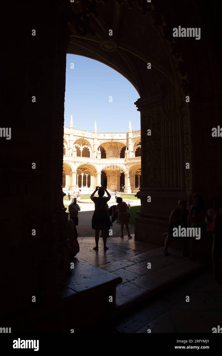 Monastero di Jerónimos: Una sublime fusione di arte manuelina e grazia spirituale, il santuario storico di Lisbona si erge come una meraviglia architettonica Foto Stock