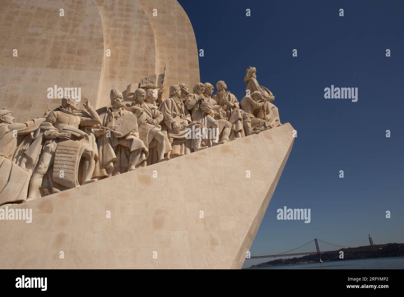 Padrão dos Descobrimentos: Un maestoso tributo all'eredità marinara del Portogallo, alto vicino al fiume Tago, che celebra lo spirito dell'esplorazione Foto Stock