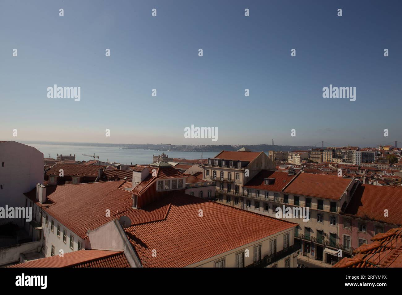 Accattivante Lisbona dall'alto: Le scappate sul tetto svelano il cuore della città, mescolando fascino storico, vibrazioni urbane e vivaci scene di strada Foto Stock