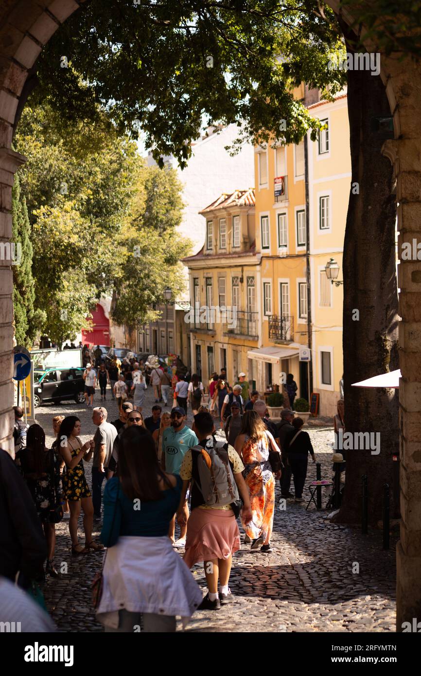 Passeggiando per le affascinanti strade di Lisbona, dove ogni angolo svela meraviglie architettoniche e attrazioni iconiche, catturando il vivace essenc della città Foto Stock