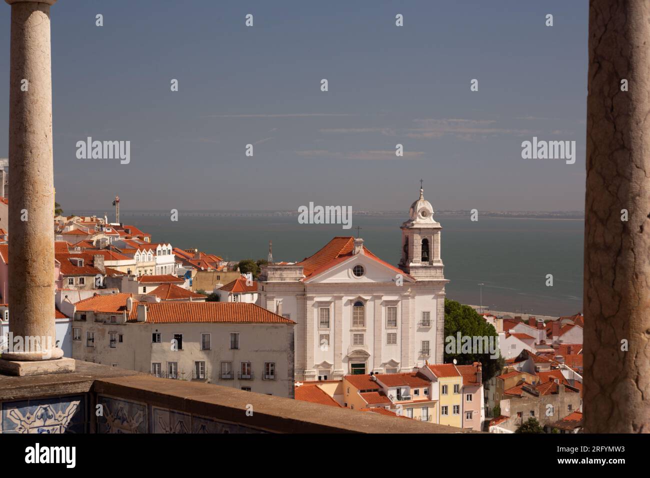 Passeggiando per le affascinanti strade di Lisbona, dove ogni angolo svela meraviglie architettoniche e attrazioni iconiche, catturando il vivace essenc della città Foto Stock