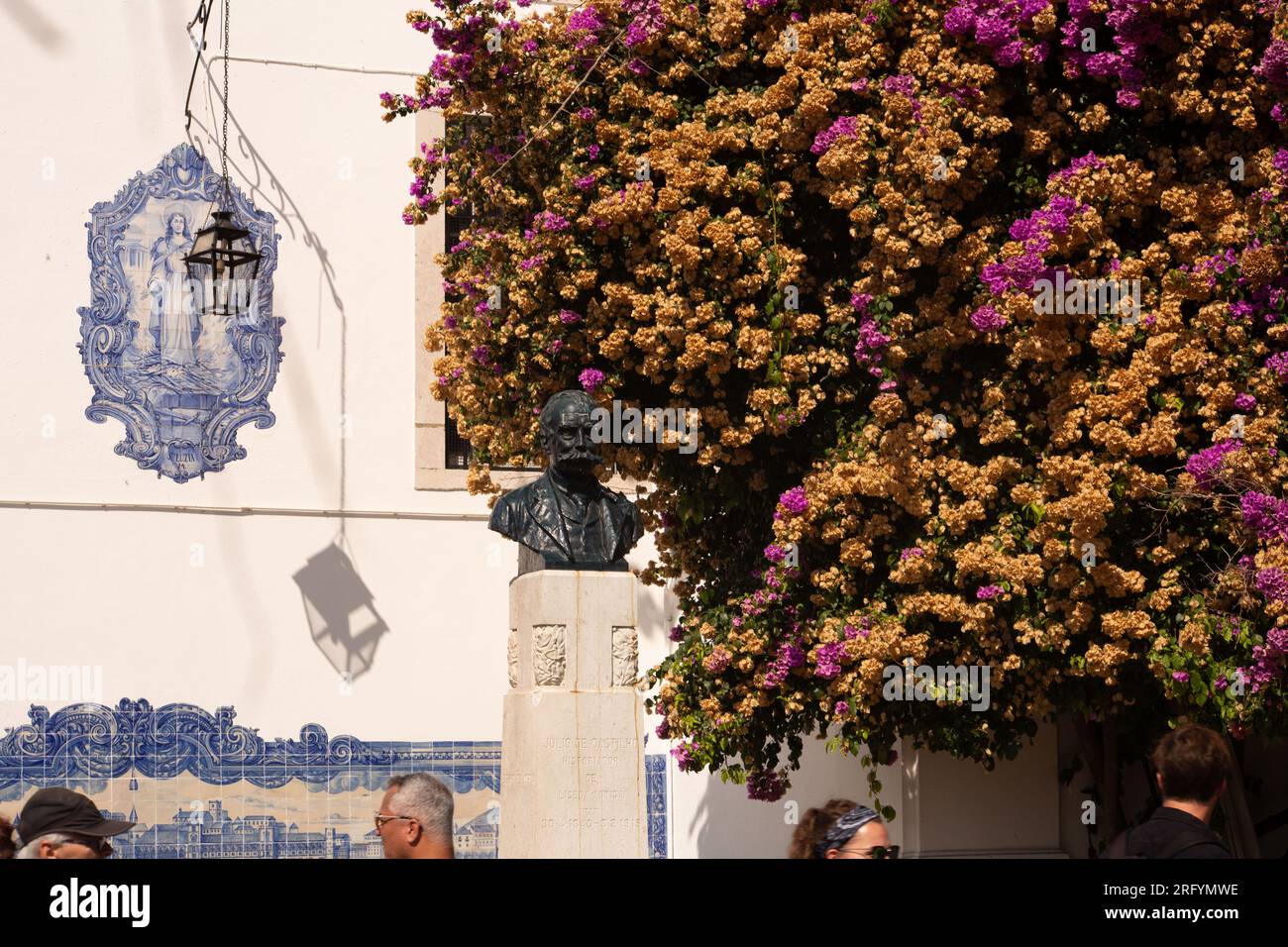 Passeggiando per le affascinanti strade di Lisbona, dove ogni angolo svela meraviglie architettoniche e attrazioni iconiche, catturando il vivace essenc della città Foto Stock