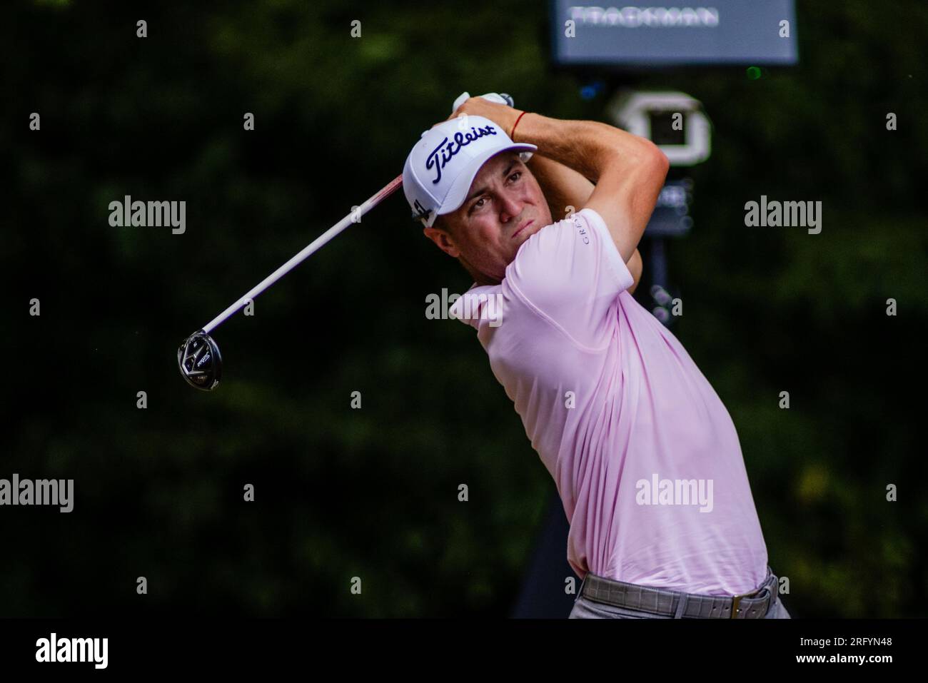 6 agosto 2023: Justin Thomas fa due tiri fuori durante l'ultimo giorno del Wyndham Championship 2023 al Sedgefield Country Club di Greensboro, NC. Scott Kinser/CSM (immagine di credito: © Scott Kinser/Cal Sport Media) Foto Stock