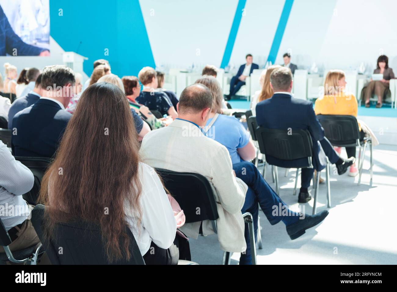 Donna d'affari e persone che ascoltano la conferenza. concetto di formazione aziendale Foto Stock