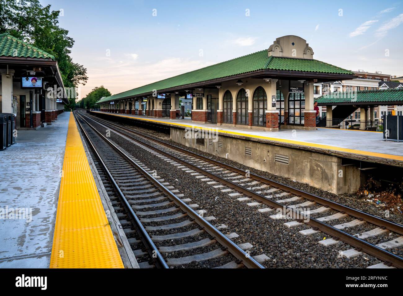 Ridgewood, New Jersey - USA - 2 agosto 2023 Vista della missione - Spanish Revival NJT Ridgewood Train Station. Una stazione di trasferimento principale con due piani alti Foto Stock