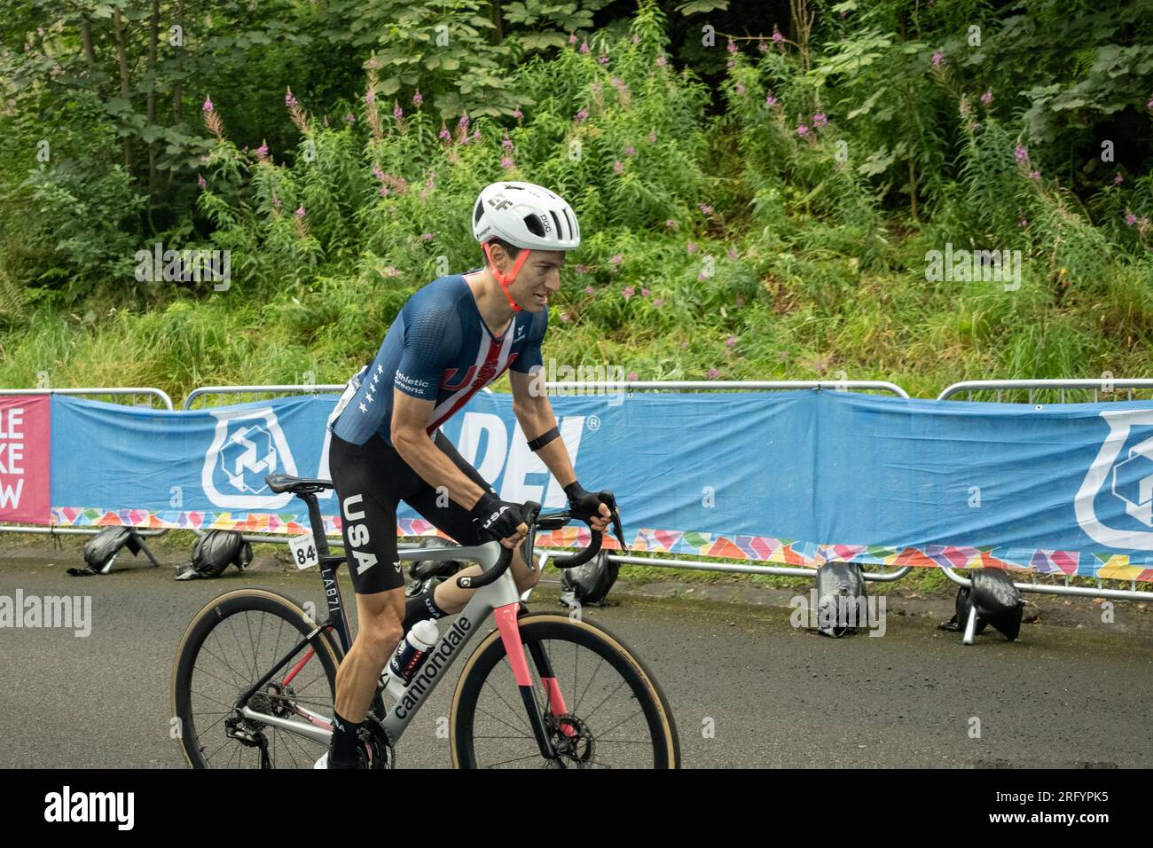 Neilson Powless (USA) corre attraverso Glasgow alla gara su strada del Campionato del mondo di ciclismo su strada UCI. Glasgow 2023 Foto Stock