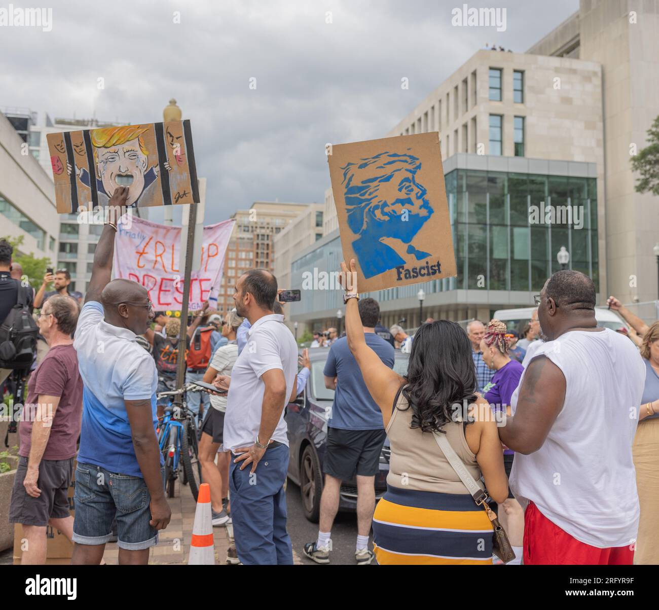 WASHINGTON, D.C. - 3 agosto 2023: Dimostranti e altri vengono visti vicino a un tribunale federale il giorno di un'udienza di accusa per Donald Trump. Foto Stock