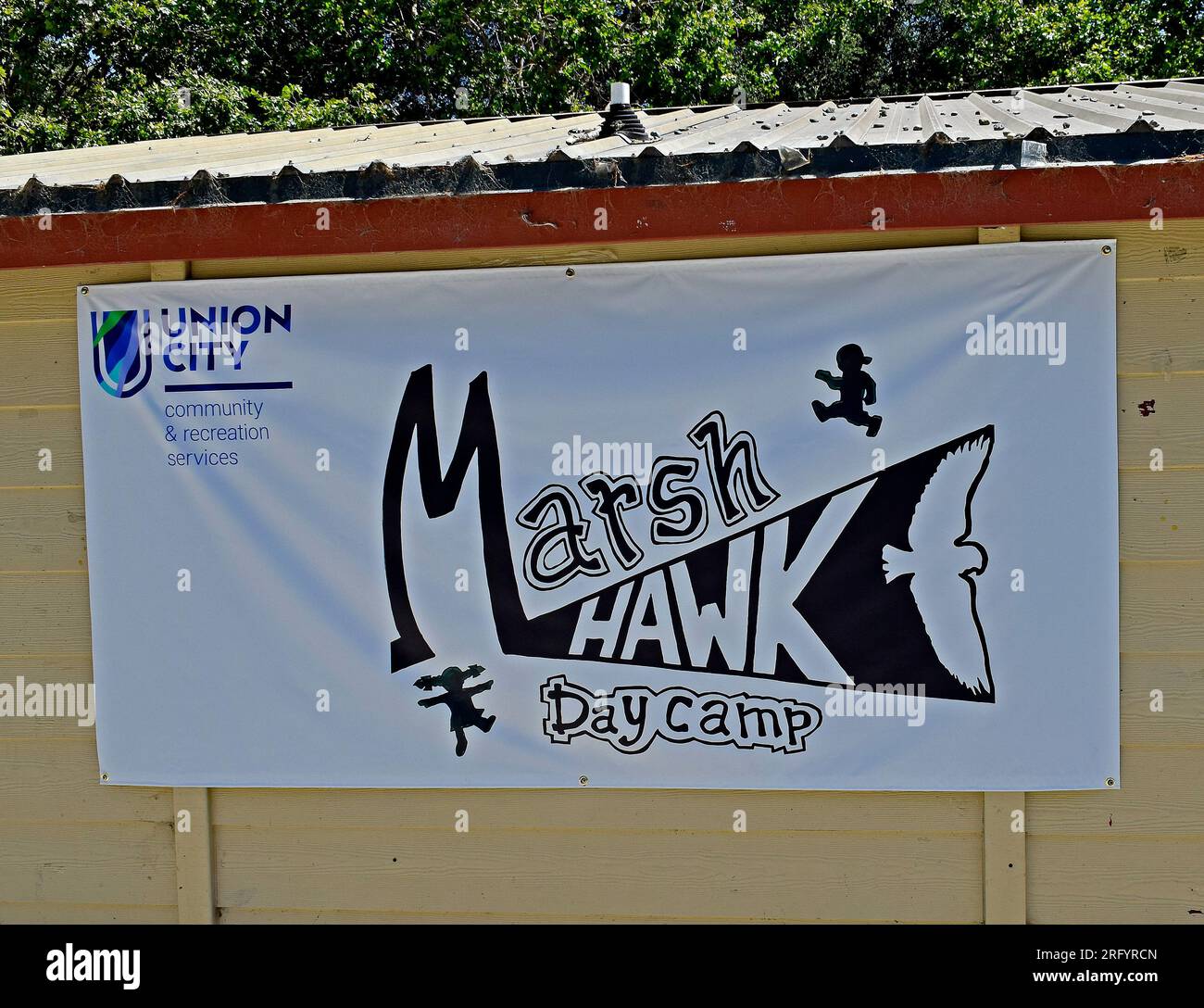 Banner Marsh Hawk Day Camp sul lato dell'edificio del bagno di Cann Park a Union City, California Foto Stock