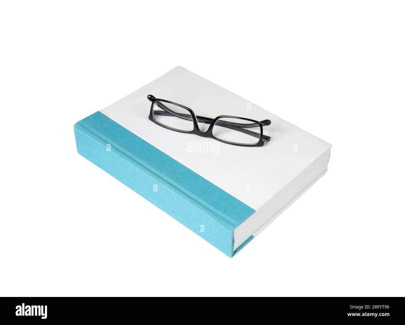 Un libro con un paio di occhiali su sfondo trasparente Foto Stock