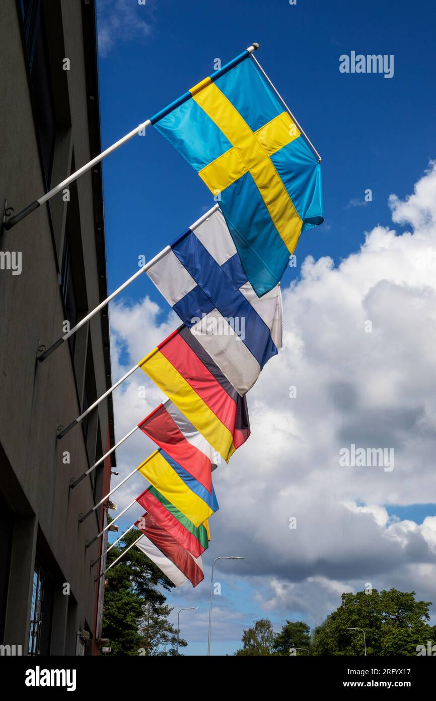 Europa, Estonia, Finlandia, Germania, Ucraina, Lettonia, Lituania bandiera su un edificio in una giornata di sole con nuvole Foto Stock