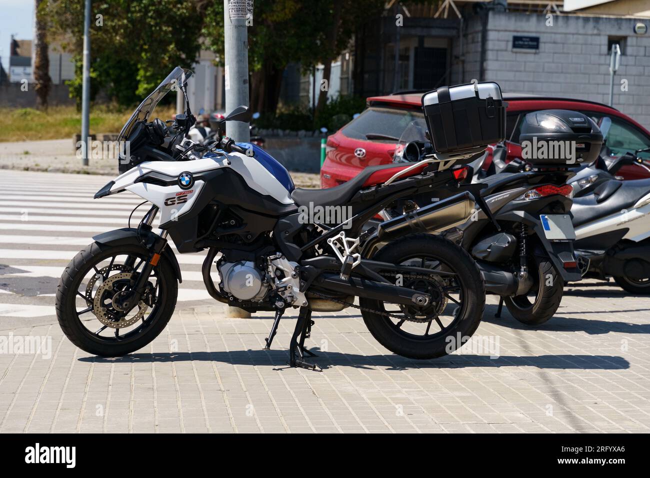 Barcellona, Spagna, 8 maggio 2023: La BMW F750 GS è parcheggiata in strada. Foto Stock