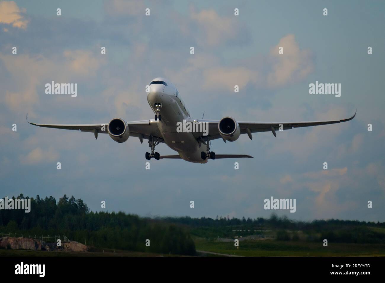 Helsinki / Finlandia - 5 AGOSTO 2023: Un Airbus A350, operato dalla compagnia di bandiera finlandese Finnair, in partenza dall'aeroporto di Helsinki. Foto Stock
