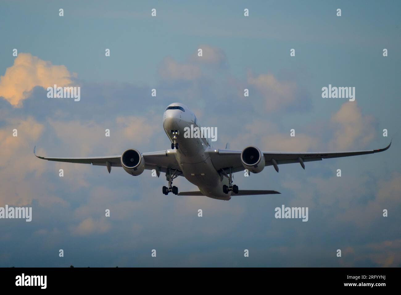 Helsinki / Finlandia - 5 AGOSTO 2023: Un Airbus A350, operato dalla compagnia di bandiera finlandese Finnair, in partenza dall'aeroporto di Helsinki. Foto Stock