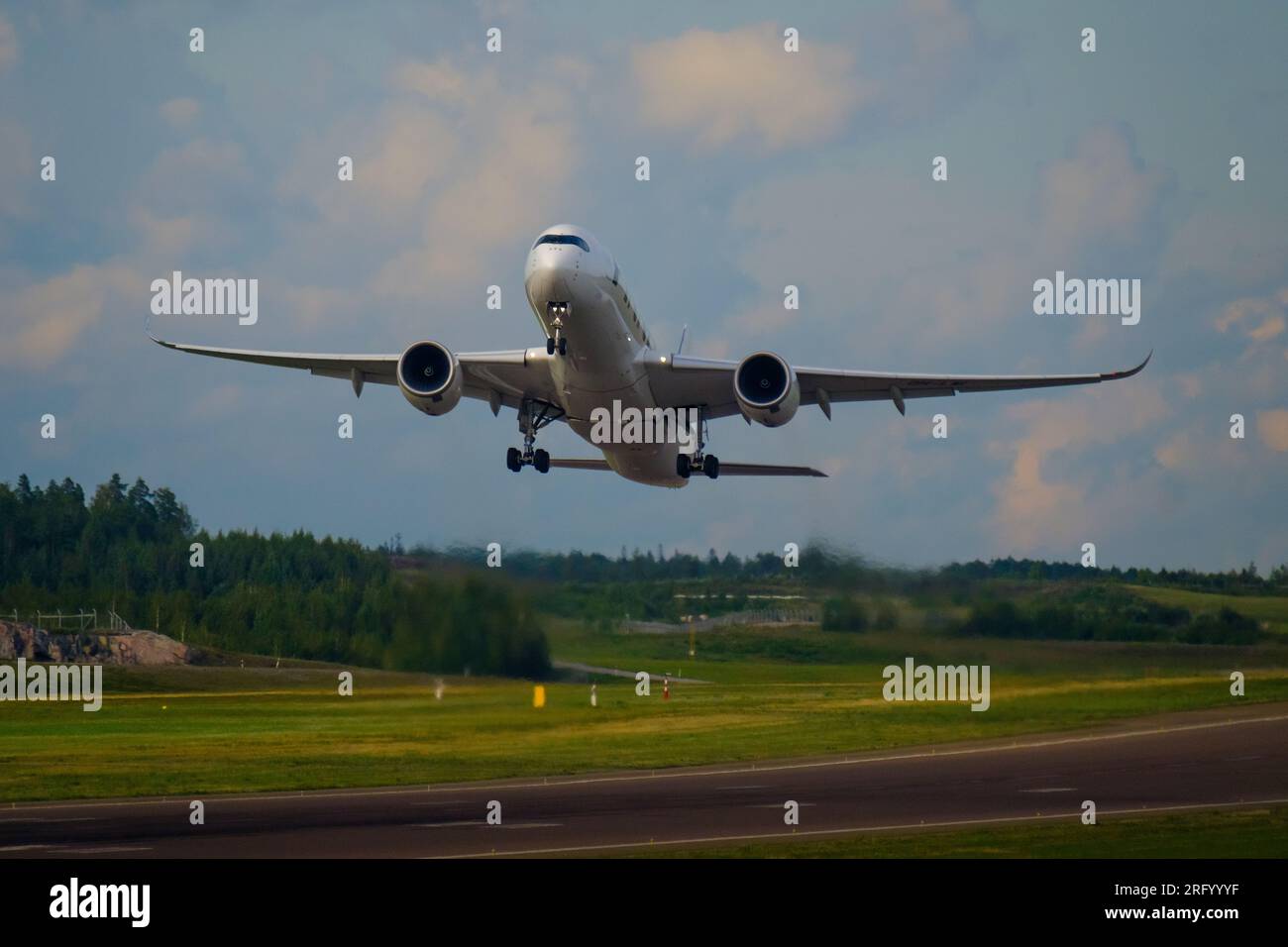 Helsinki / Finlandia - 5 AGOSTO 2023: Un Airbus A350, operato dalla compagnia di bandiera finlandese Finnair, in partenza dall'aeroporto di Helsinki. Foto Stock