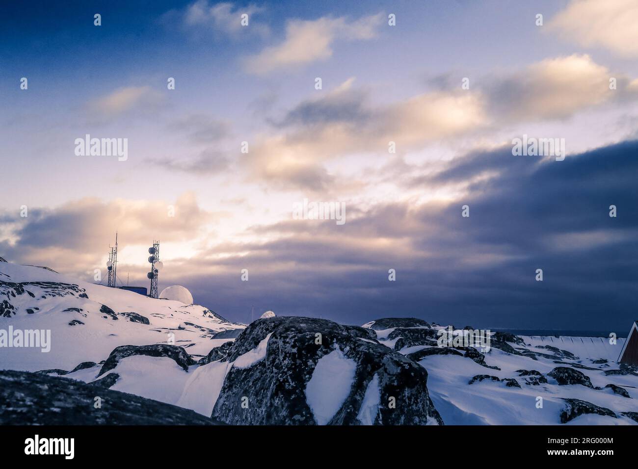 Stazione di telecomunicazione artica tra rocce innevate, Nuuk, Groenlandia Foto Stock