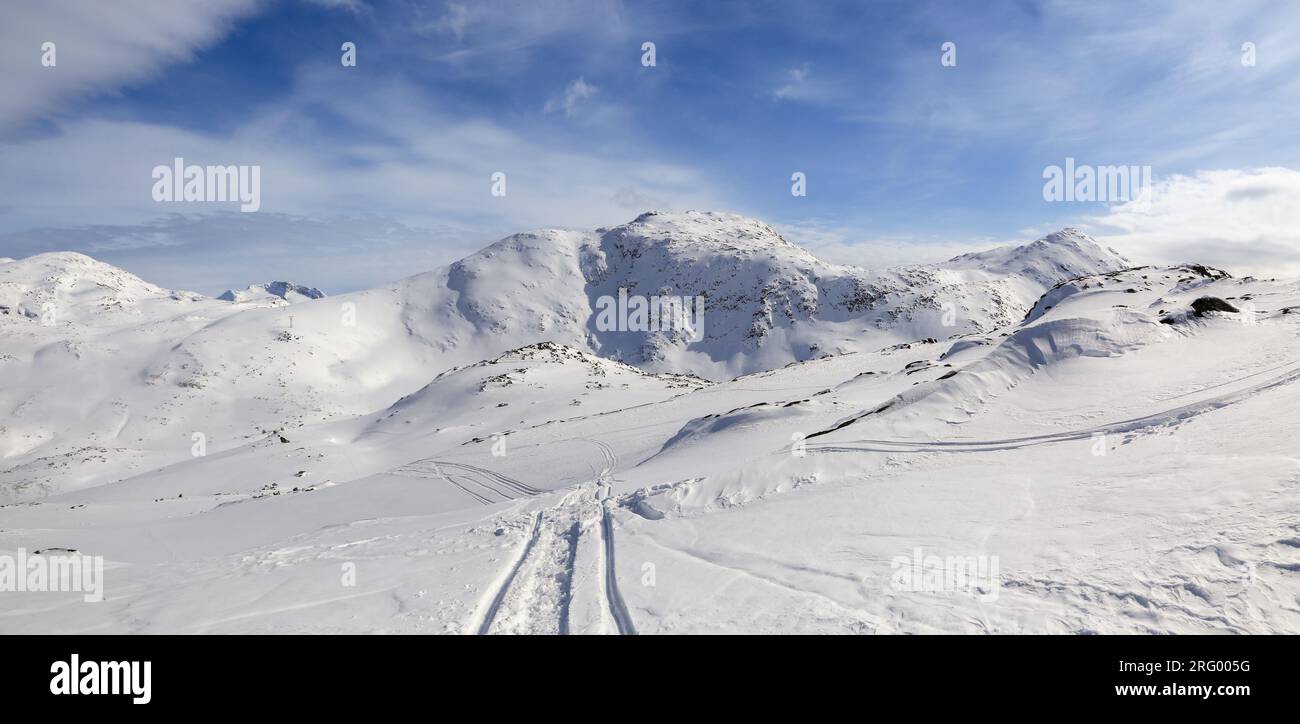 Calotta glaciale groenlandese, panorama invernale delle montagne, Nuuk, Groenlandia Foto Stock