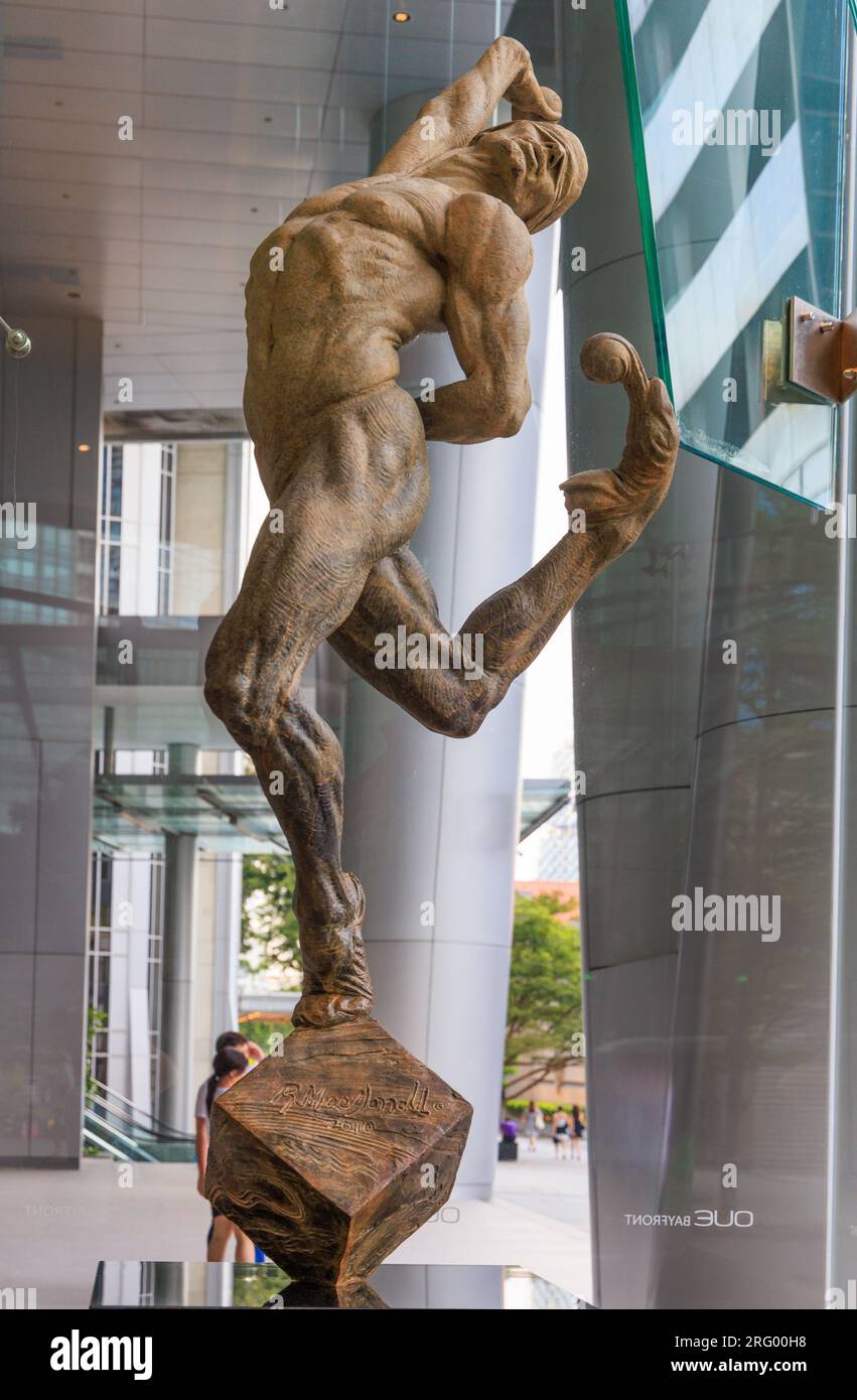 Statua di bronzo "Leap of Faith Heroic" del 2006 di Richard MacDonald nel foyer di OUE Bayfront, Singapore Foto Stock