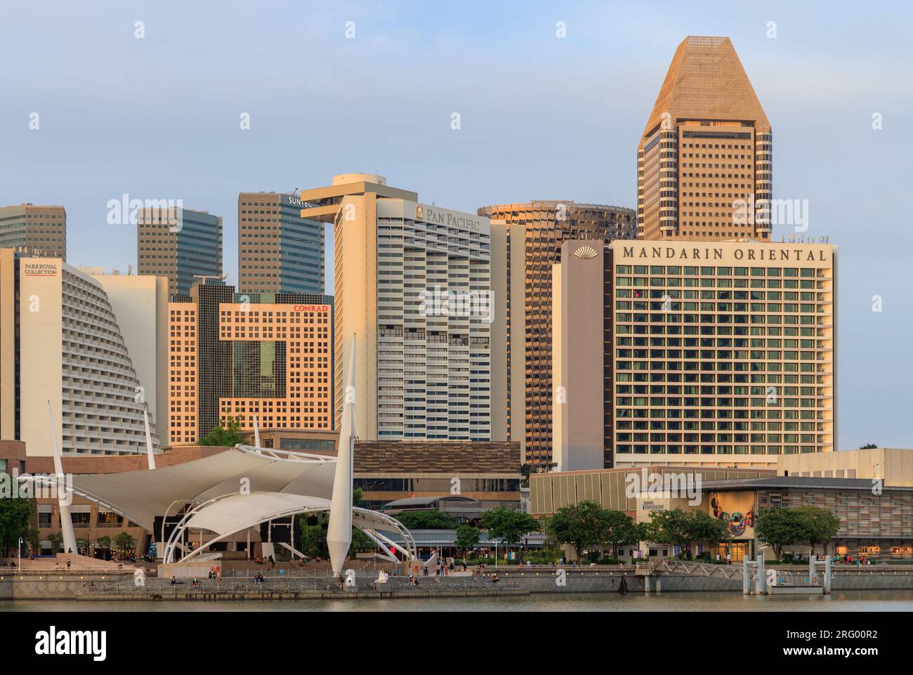 Vista verso l'Esplanade, Marina Square e Mandarin Oriental da Merlion Park, Marina Bay, Singapore Foto Stock