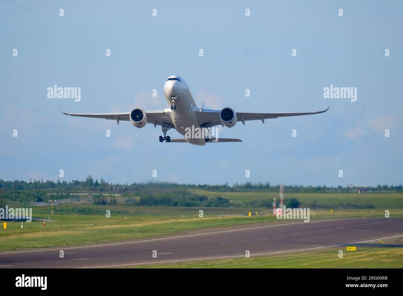Helsinki / Finlandia - 5 AGOSTO 2023: Un Airbus A350, operato dalla compagnia di bandiera finlandese Finnair, in partenza dall'aeroporto di Helsinki. Foto Stock