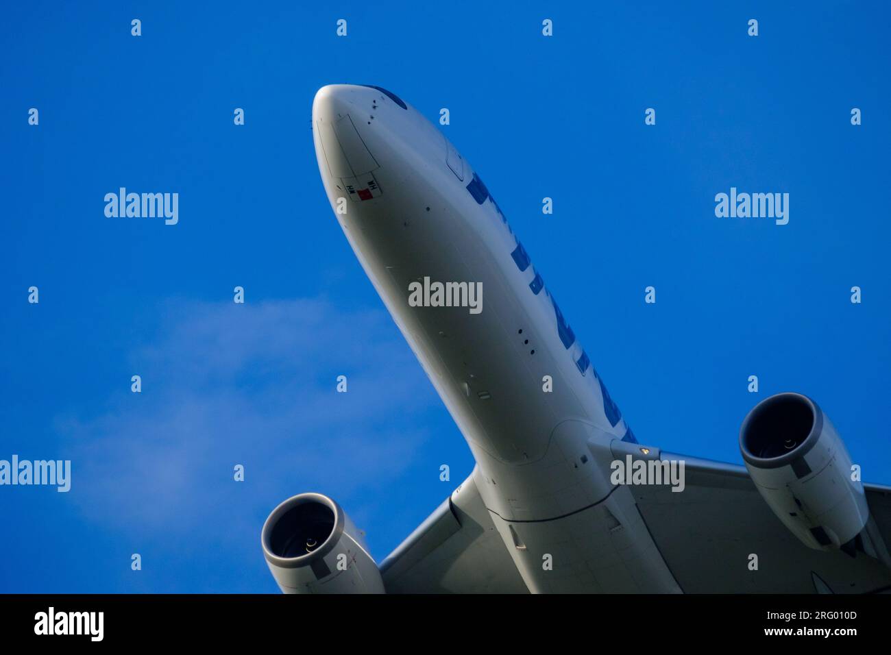 Helsinki / Finlandia - 5 AGOSTO 2023: Un Airbus A350, operato dalla compagnia di bandiera finlandese Finnair, in partenza dall'aeroporto di Helsinki. Primo piano di un naso Foto Stock