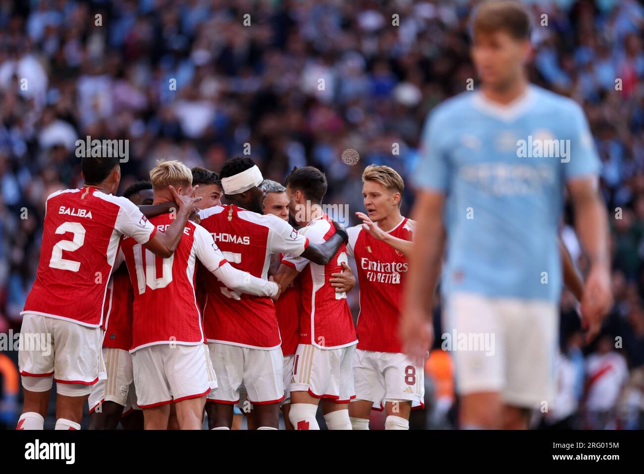 Wembley Stadium, Londra, Regno Unito. 6 agosto 2023. Community Shield Football, Arsenal contro Manchester City; Leandro Trossard dell'Arsenal festeggia il suo gol con i compagni di squadra per il 1-1 nel 101 Minute Credit: Action Plus Sports/Alamy Live News Foto Stock