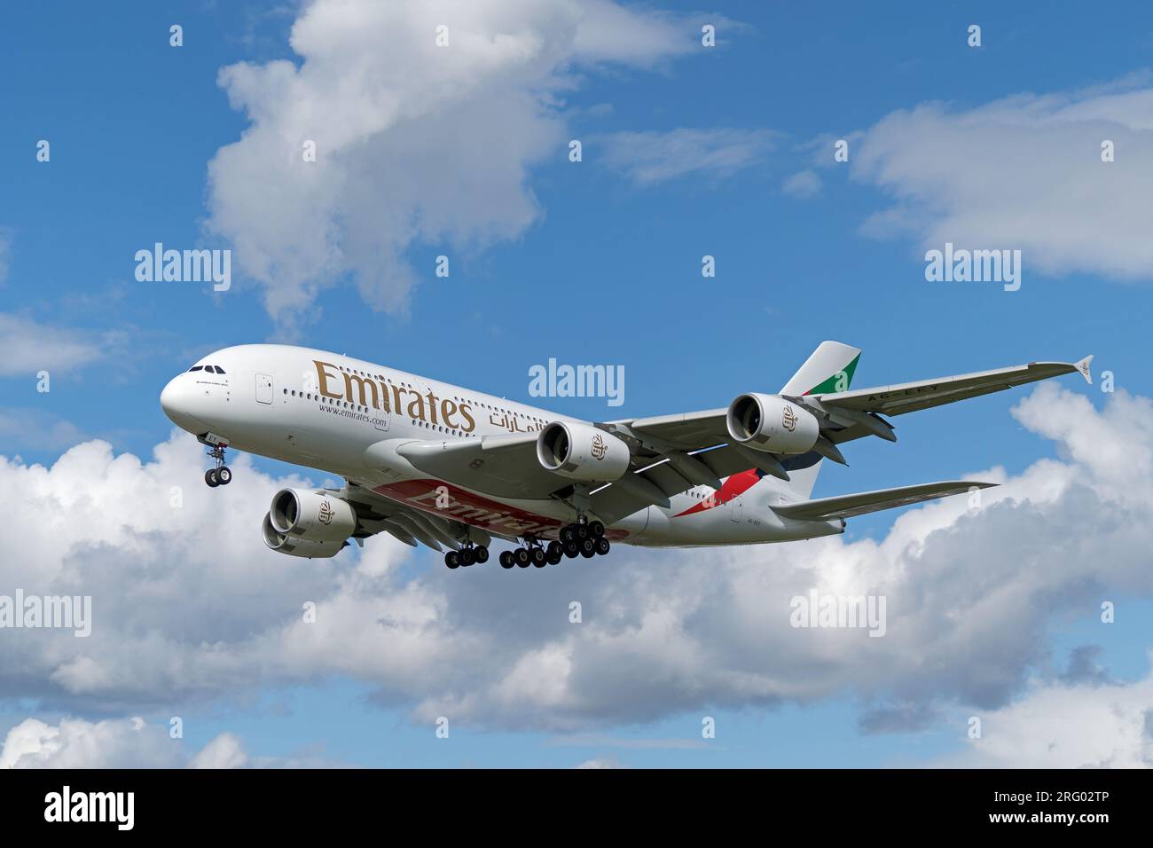 Emirates Airbus A380 atterra all'aeroporto Heathrow di Londra. Londra, 6 agosto 2023 Foto Stock