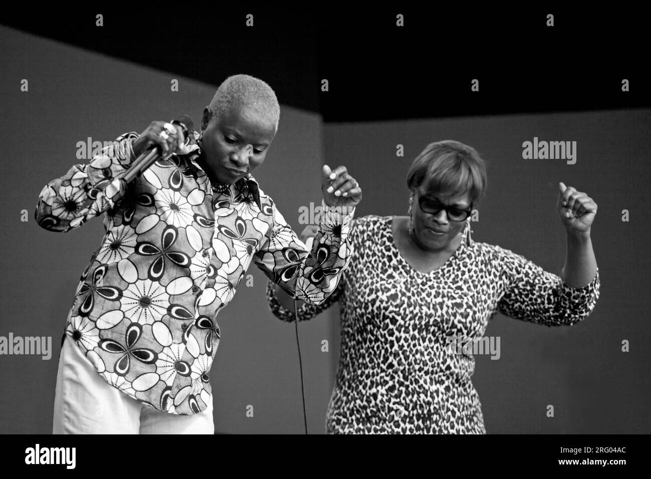 ANGELIQUE KIDJO canta un duetto con DIANNE REEVES su Jimmy Lyons tappa - 2010 MONTEREY JAZZ FESTIVAL, CALIFORNIA Foto Stock