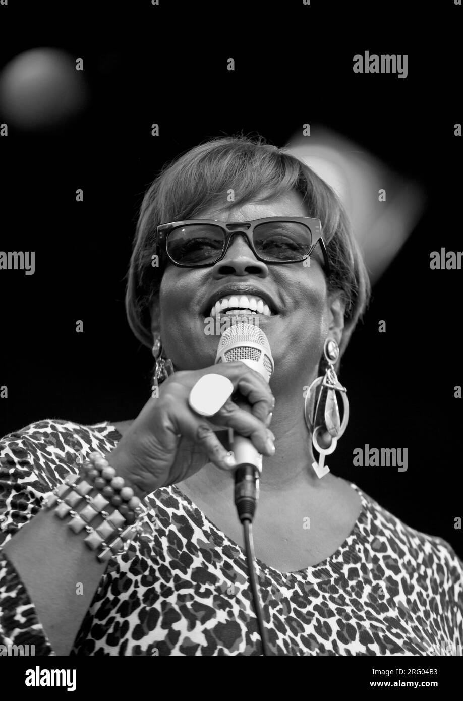 DIANNE REEVES canta su Jimmy Lyons tappa - 2010 MONTEREY JAZZ FESTIVAL, CALIFORNIA Foto Stock