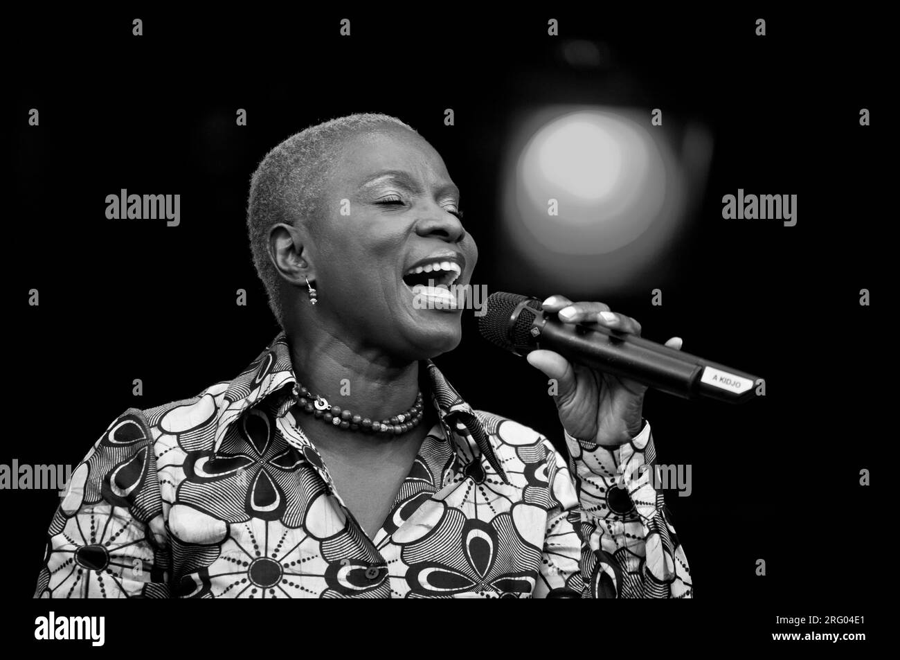 ANGELIQUE KIDJO canta su Jimmy Lyons tappa - 2010 MONTEREY JAZZ FESTIVAL, CALIFORNIA Foto Stock