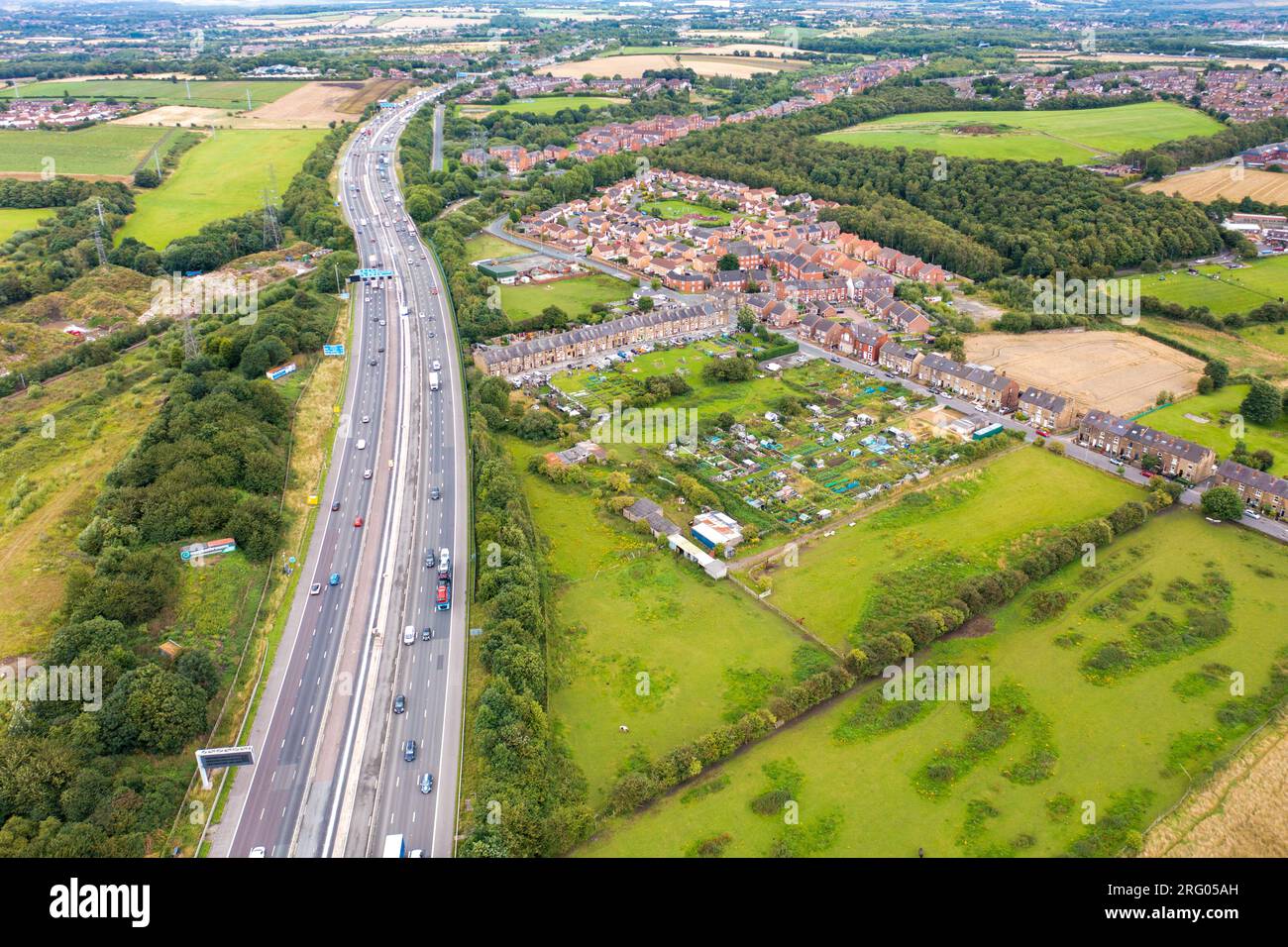 Foto aerea del villaggio di East Ardsley nel quartiere metropolitano della città di Leeds, nel West Yorkshire, in Inghilterra, che mostra una tipica abitazione britannica Foto Stock
