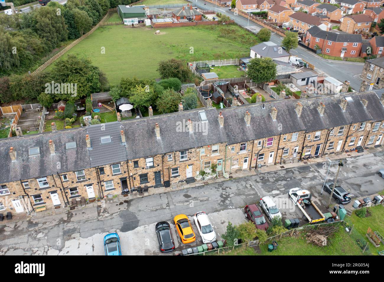 Foto aerea del villaggio di East Ardsley nel quartiere metropolitano della città di Leeds, nel West Yorkshire in Inghilterra, che mostra una tipica residenza britannica Foto Stock