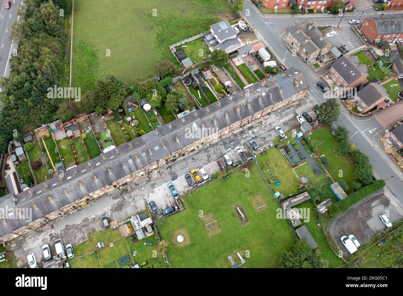 Foto aerea del villaggio di East Ardsley nel quartiere metropolitano della città di Leeds, nel West Yorkshire in Inghilterra, che mostra una tipica residenza britannica Foto Stock