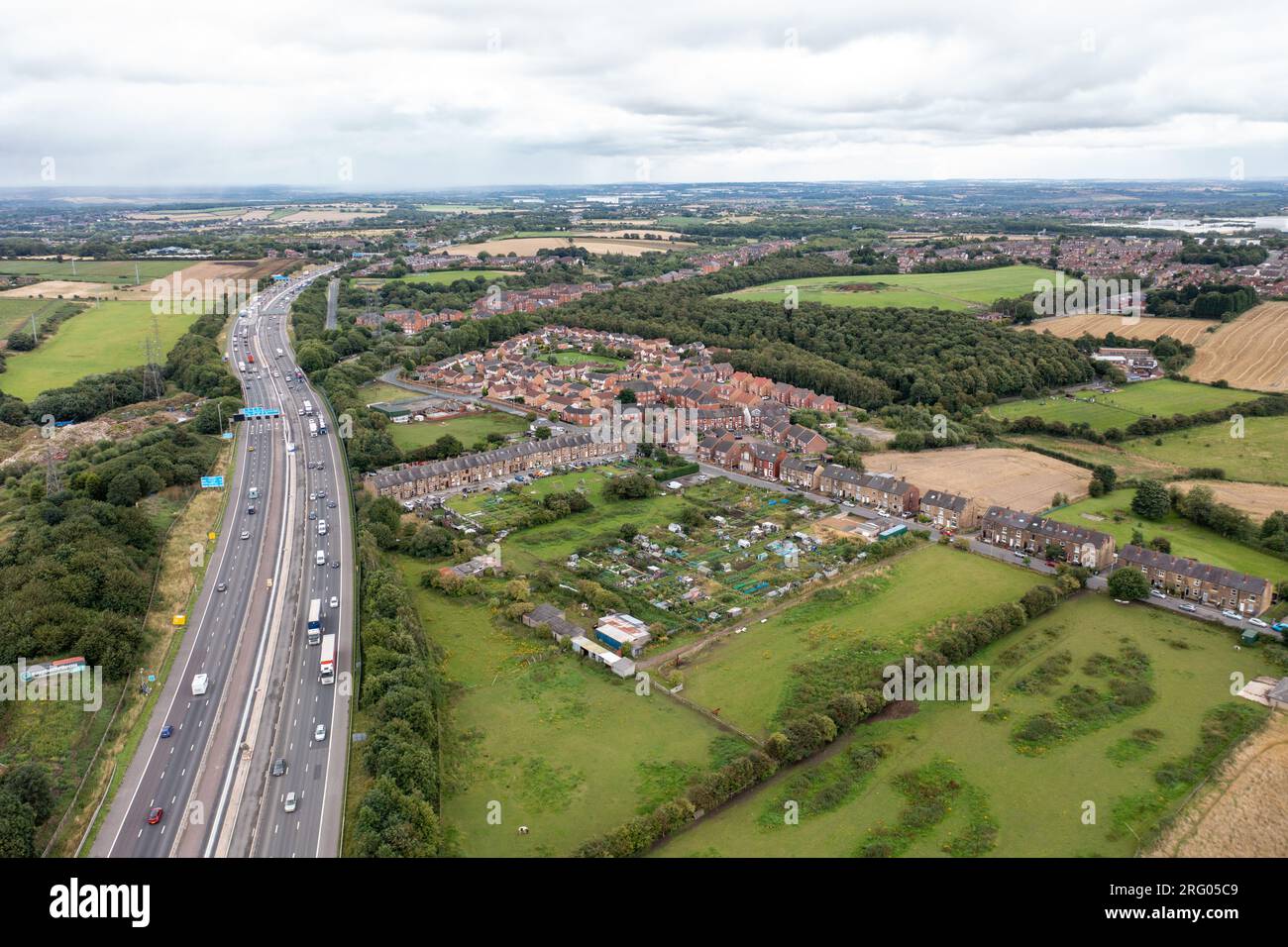 Foto aerea del villaggio di East Ardsley nel quartiere metropolitano della città di Leeds, nel West Yorkshire, in Inghilterra, che mostra una tipica abitazione britannica Foto Stock