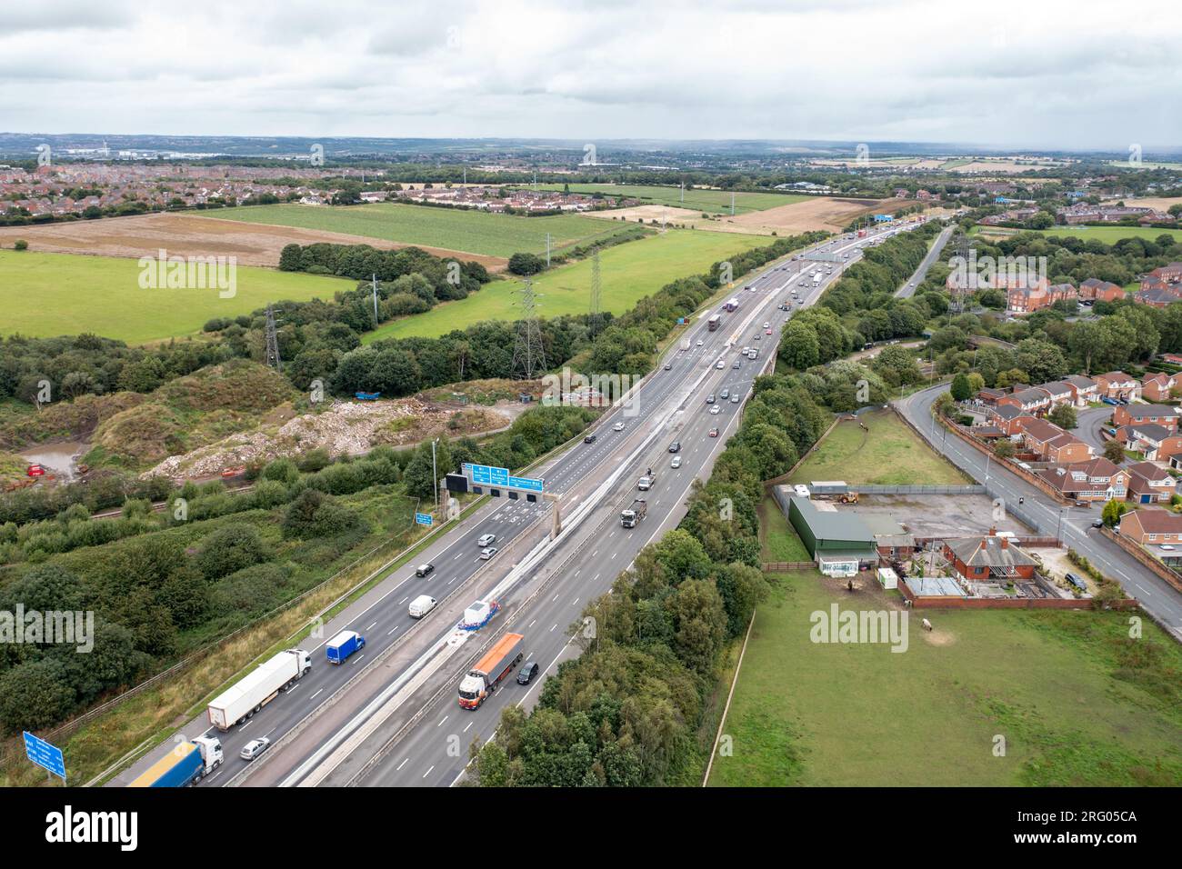 Foto aerea del villaggio di East Ardsley nel quartiere metropolitano della città di Leeds, nel West Yorkshire, in Inghilterra, che mostra una tipica abitazione britannica Foto Stock