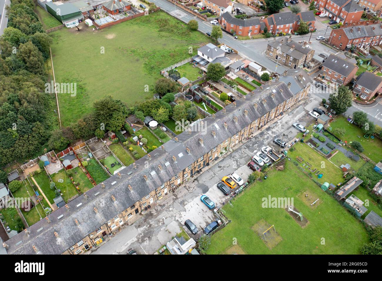 Foto aerea del villaggio di East Ardsley nel quartiere metropolitano della città di Leeds, nel West Yorkshire in Inghilterra, che mostra una tipica residenza britannica Foto Stock