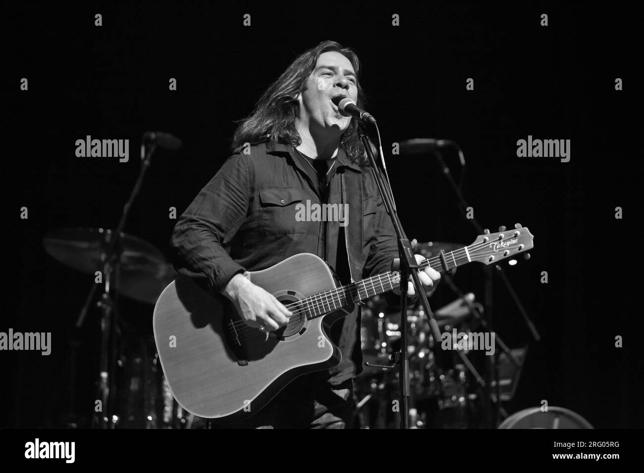 Alan Doyle suona la chitarra per il GRANDE MARE. Un gruppo canoro canadese, che si esibisce al CENTRO DEL TRAMONTO - CARMEL, CALIFOR Foto Stock