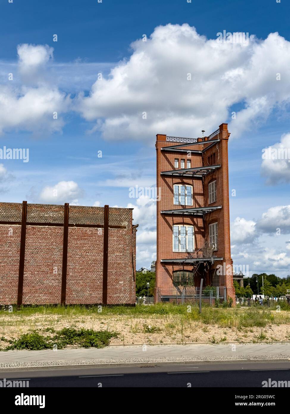 BERLINO, GERMANIA - 22 LUGLIO 2023: Vista da Werderscher Markt all'angolo nord-est di Berlino Bauakademie ricostruita come una facciata modello Foto Stock