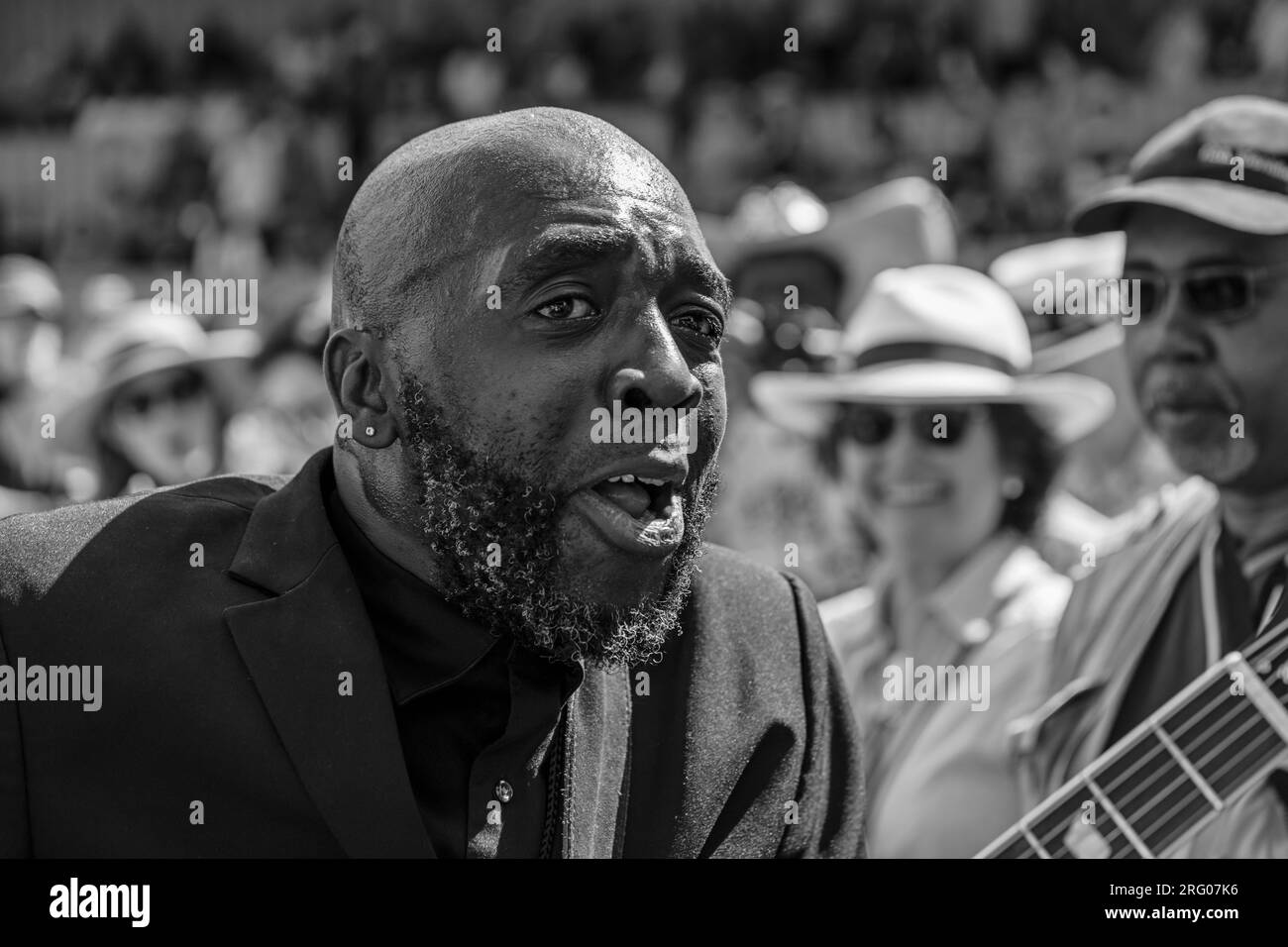 SIG. SIPP The Mississippi Blues Child suona la chitarra nella folla - MONTEREY JAZZ FESTIVAL, CALIFORNIA Foto Stock